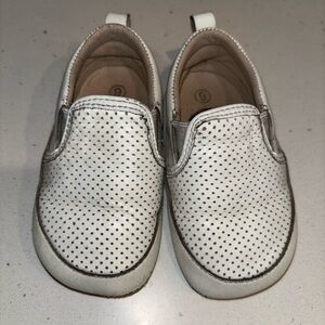 Little Love Bug | The Quinns in white with barefoot sole | sz 6